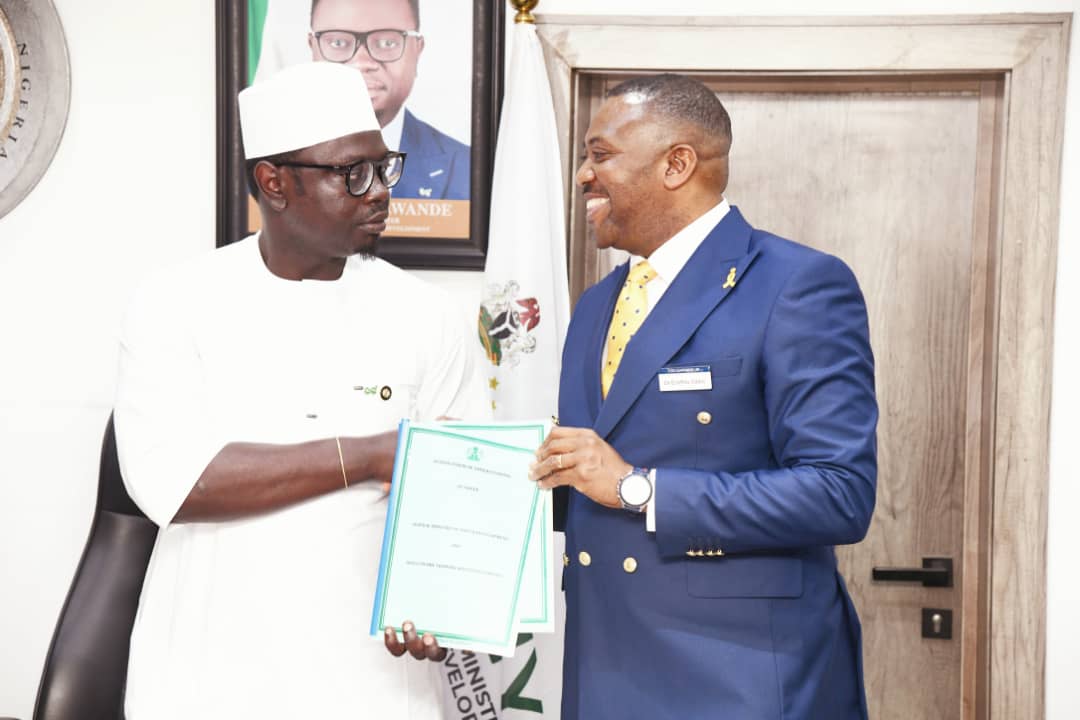 Investonaire Academy CEO signing the MOU with the Nigerian Minister of Youth Development.